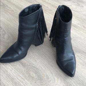 ❗️SOLD❗️Steve Madden Black Leather Fringe Booties